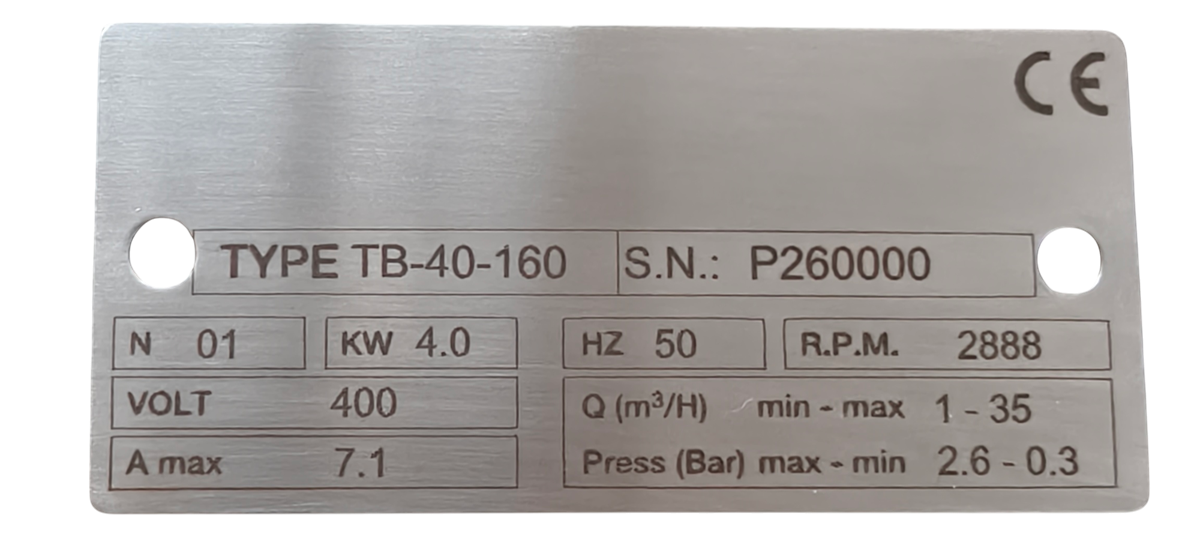 Targhetta in acciaio inox di una pompa FZ INOX: tipo, matricola, potenza, giri, portata e pressione